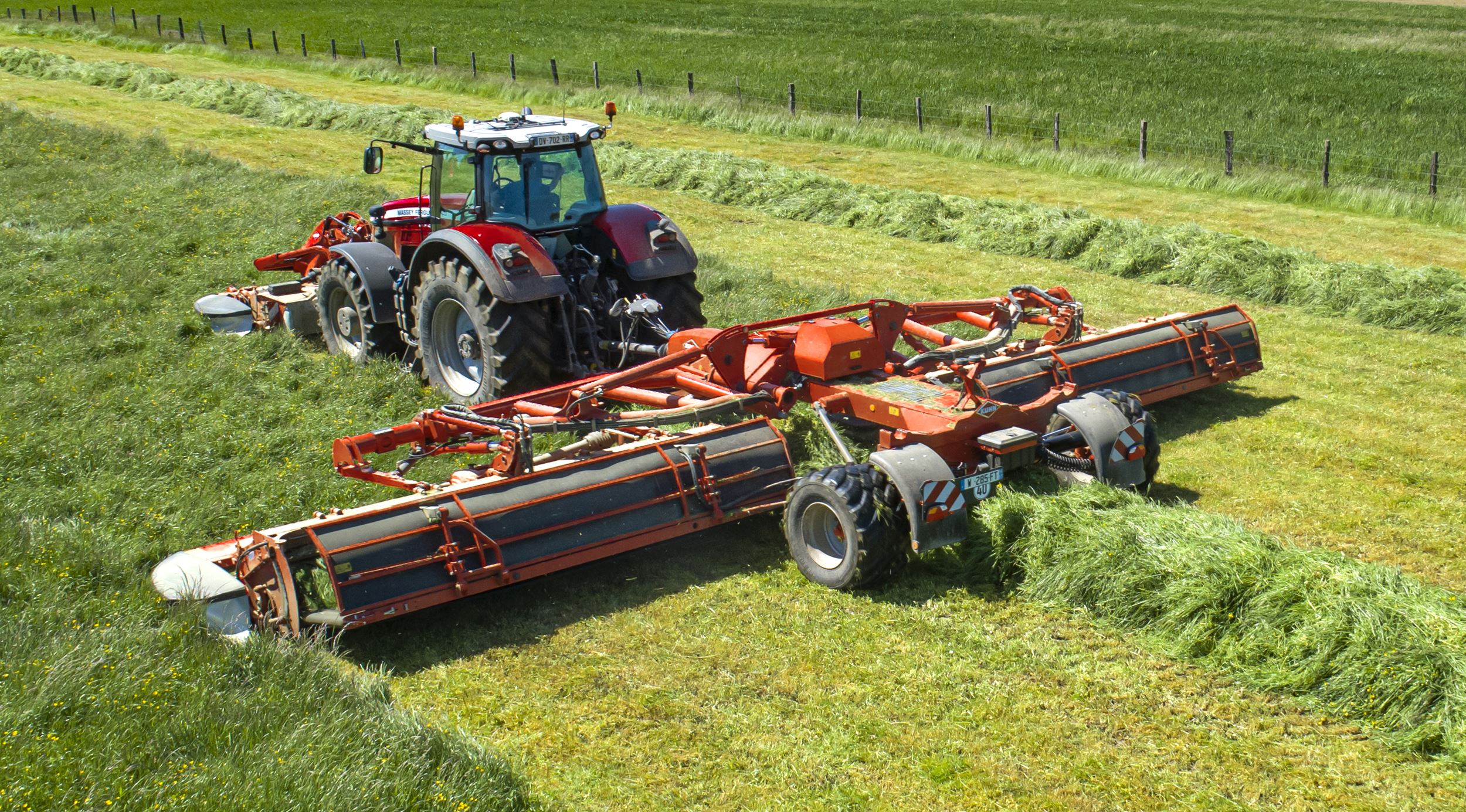 Gras oogsten op rijpaden met Kuhn FC 13640 RA
