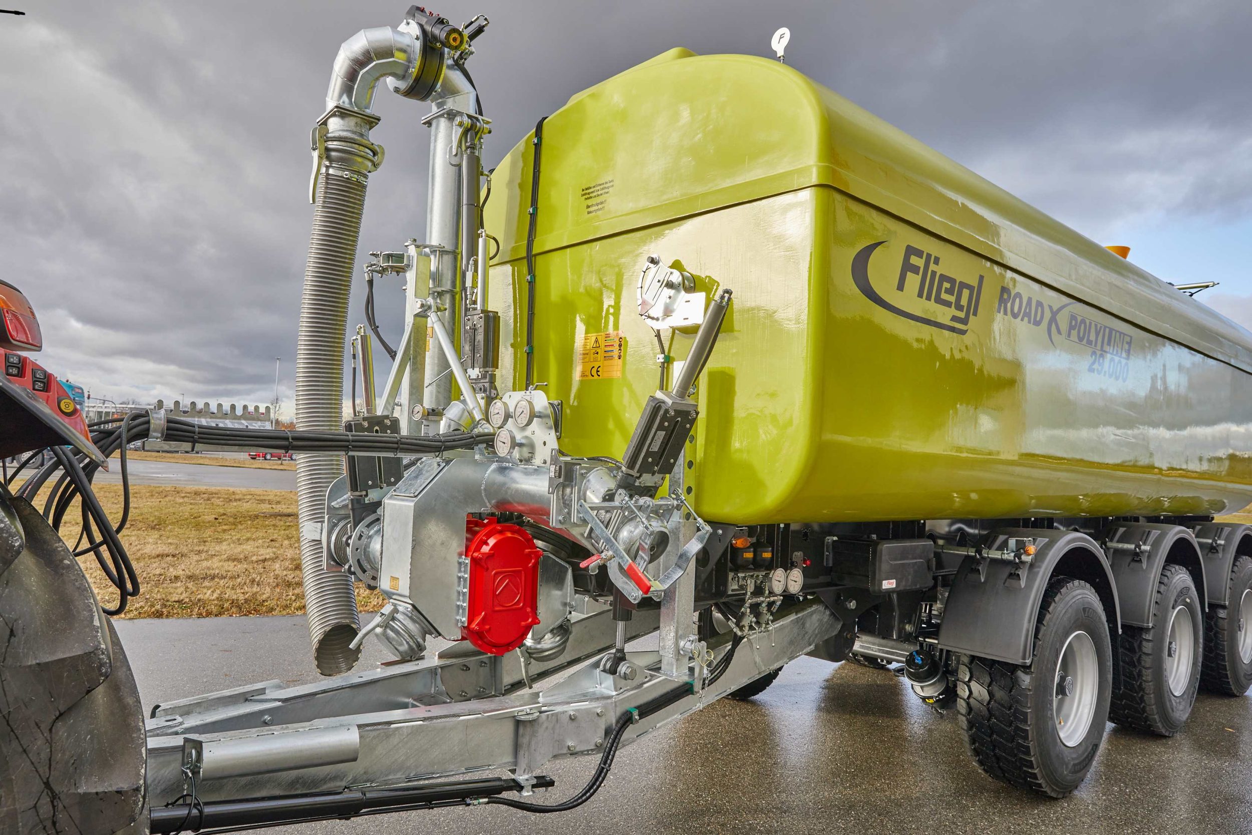 Nieuwe multifunctionele zuigarm op transporttank Fliegl